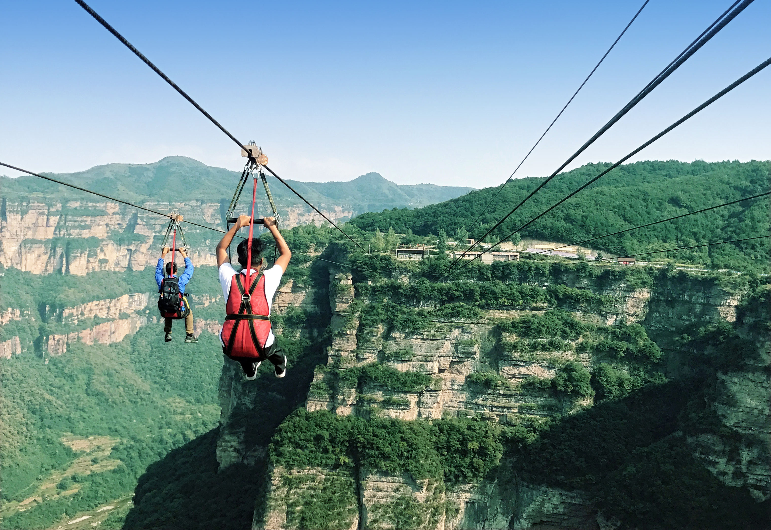 太行大峡谷高空滑索玻璃桥摩天筒梯这么多刺激的项目你敢来挑战自己吗